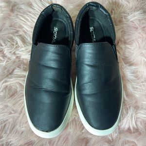 Soda Reign BLACK~Slip on Low top Fashion Sneaker Casual Loafer. Size 8.5